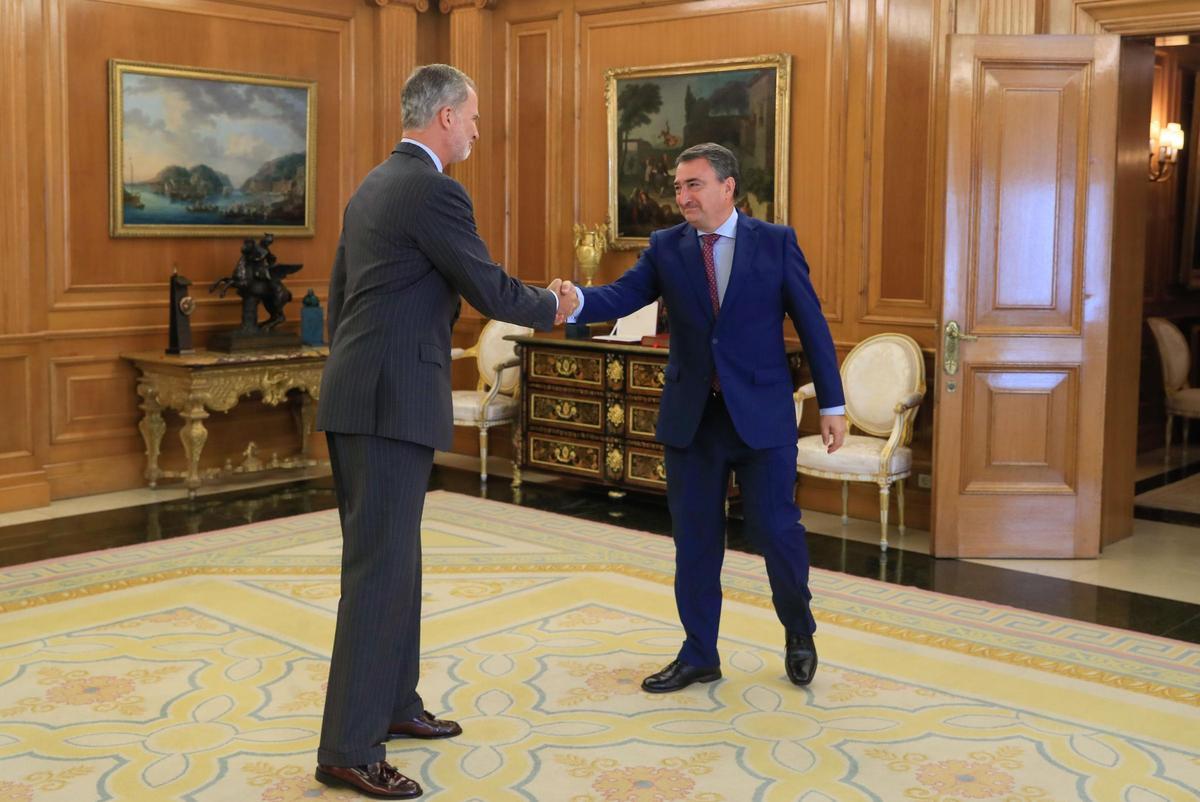 El rey Felipe VI, con el portavoz del PNV, Aitor Esteban, en Zarzuela.