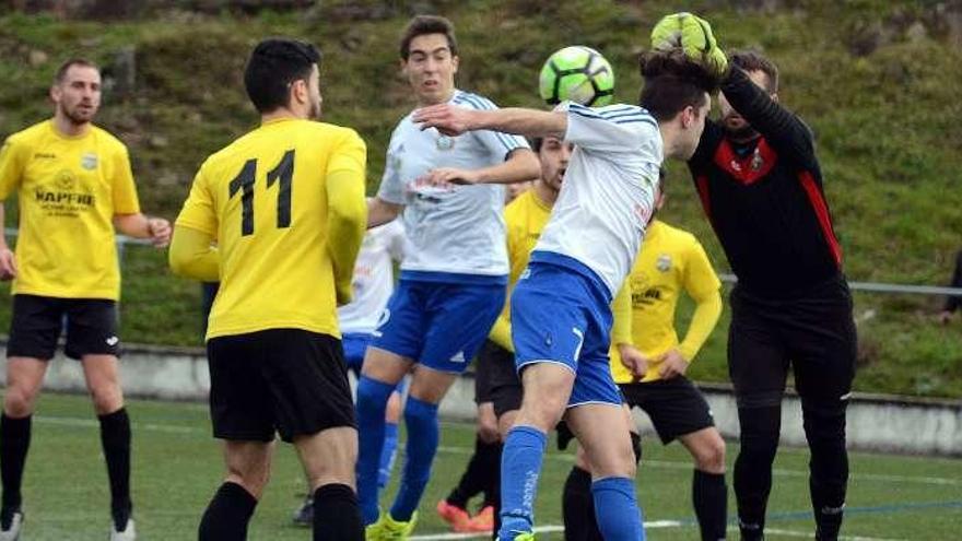 Sapi remata un balón ayer en O Carrasco. // R. Vázquez