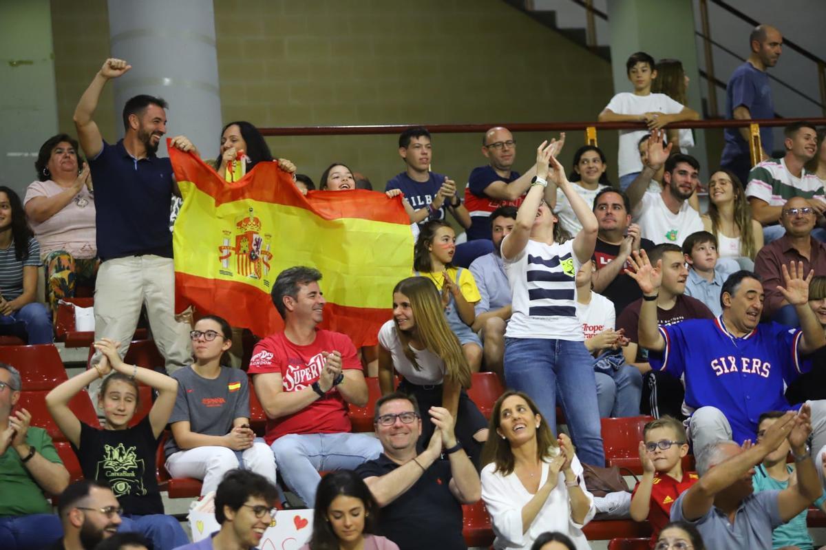 El público cordobés anima a la selección española.