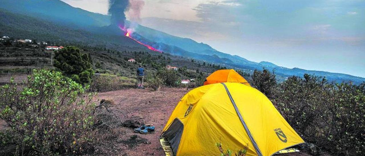 Una caseta de campaña con el volcán al fondo.