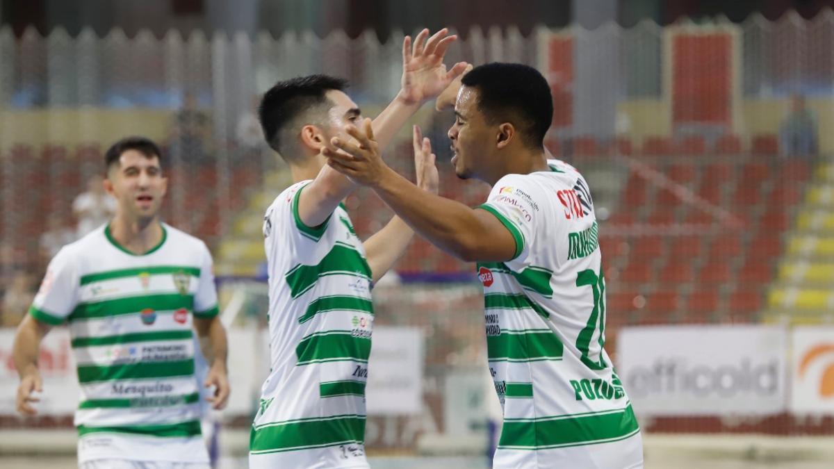 Lucas Bolo y Muhammad Osamanmusa se abrazan tras un gol ante la presencia de Ismael.
