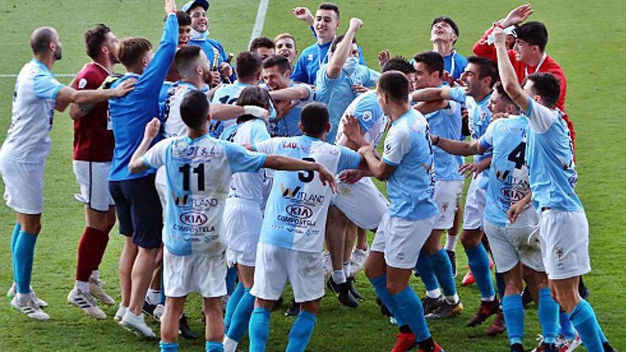 Los jugadores del Compostela celebran el ascenso.
