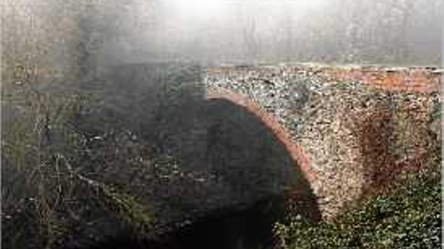 El pont del Dimoni sobre la riera de Sils és del segle XVIII.
