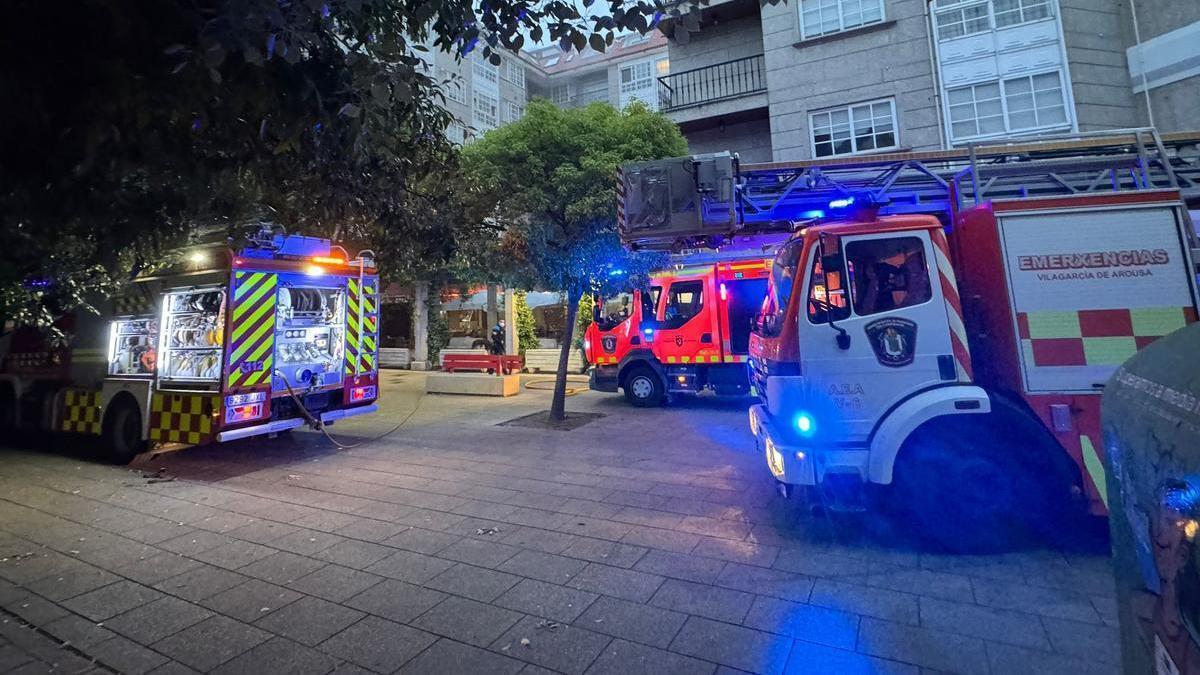 Se incendia una pizzería en pleno casco urbano de Vilagarcía