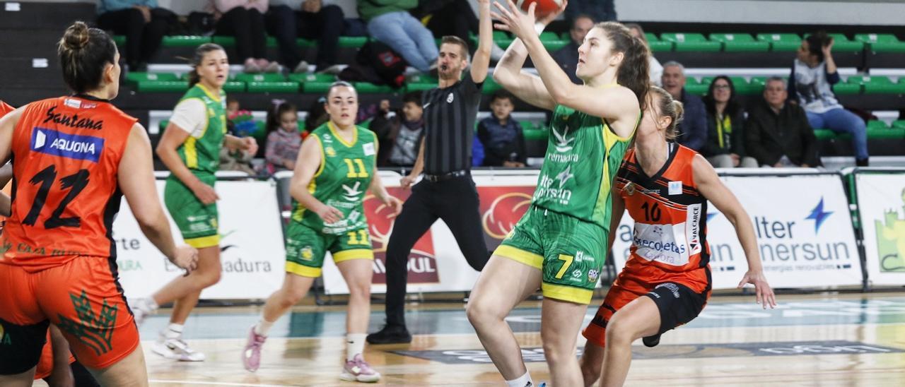 Lucía Fontela lanza a canasta.