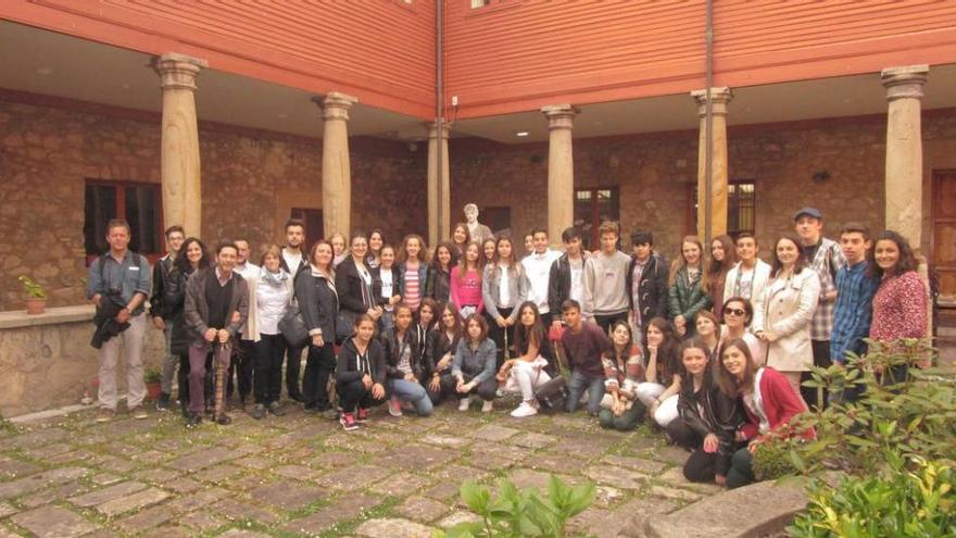 Los alumnos europeos que participan en el proyecto, en las instalaciones del colegio Santo Ángel.