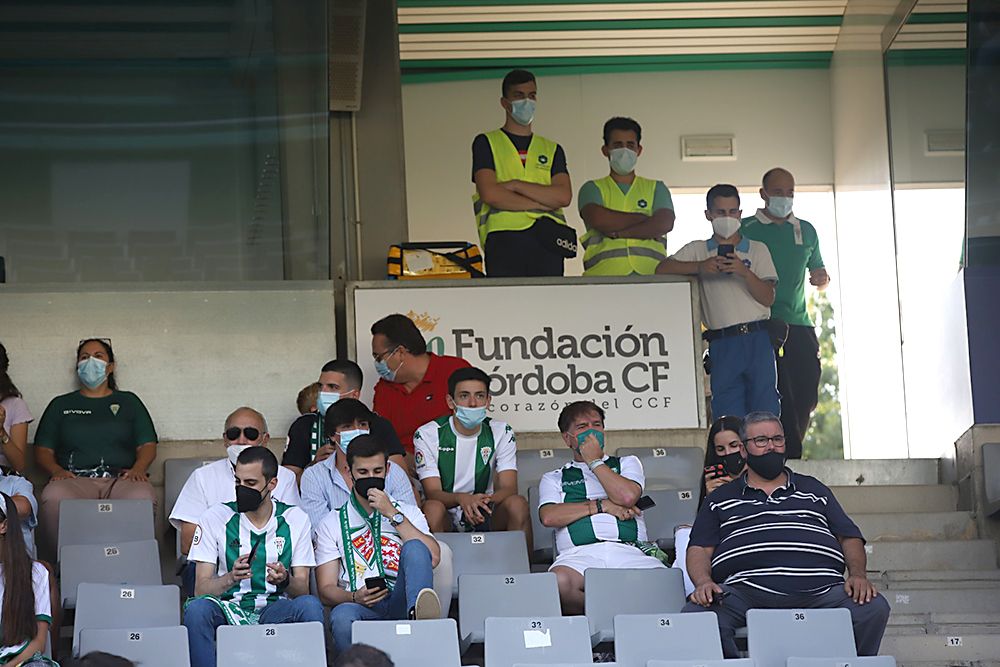 Aficionados asistentes al encuentro Córdoba CF-Cádiz B