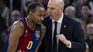 Peñarroya da instrucciones a Punter durante el encuentro ante el Partizan