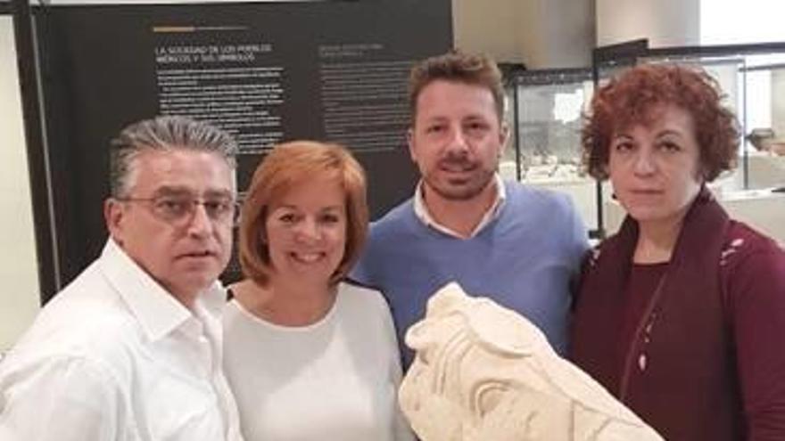 El alcalde, Vicent Muñoz, y varios ediles posan junto a la pieza.