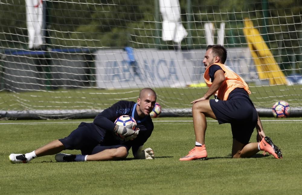 Los futbolistas del Deportivo completan una exigente sesión de más de hora y media de duración, con una parte física muy dura y un tramo de entrenamiento de partidillos con balón en espacios reducidos