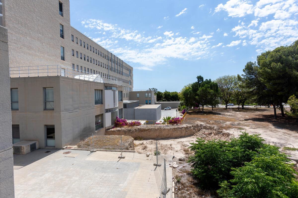 El agujero excavado en los terrenos donde debería estar ya construido el nuevo hospital de día para enfermos de cáncer