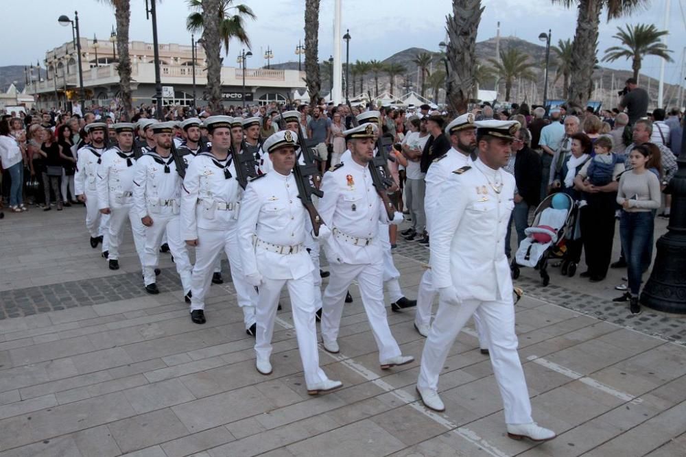 Honores a la bandera en el puerto