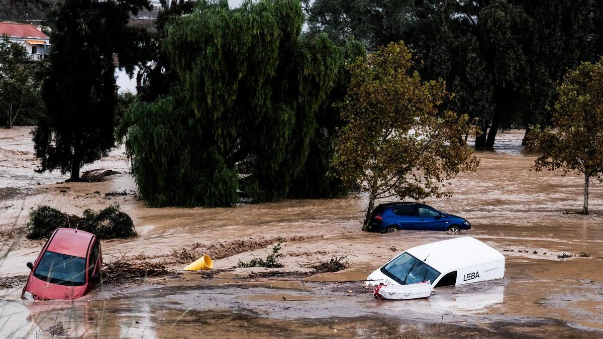 Coches flotando tras la crecida del río Guadalhorce hace dos semanas a su paso por Álora y Pizarra