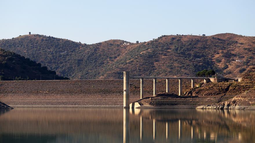 La Viñuela descarta de momento cortes de agua