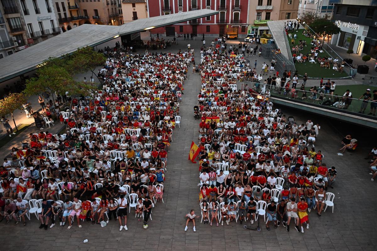 Centenares de aficionados se reúnen en la Plaça Major.