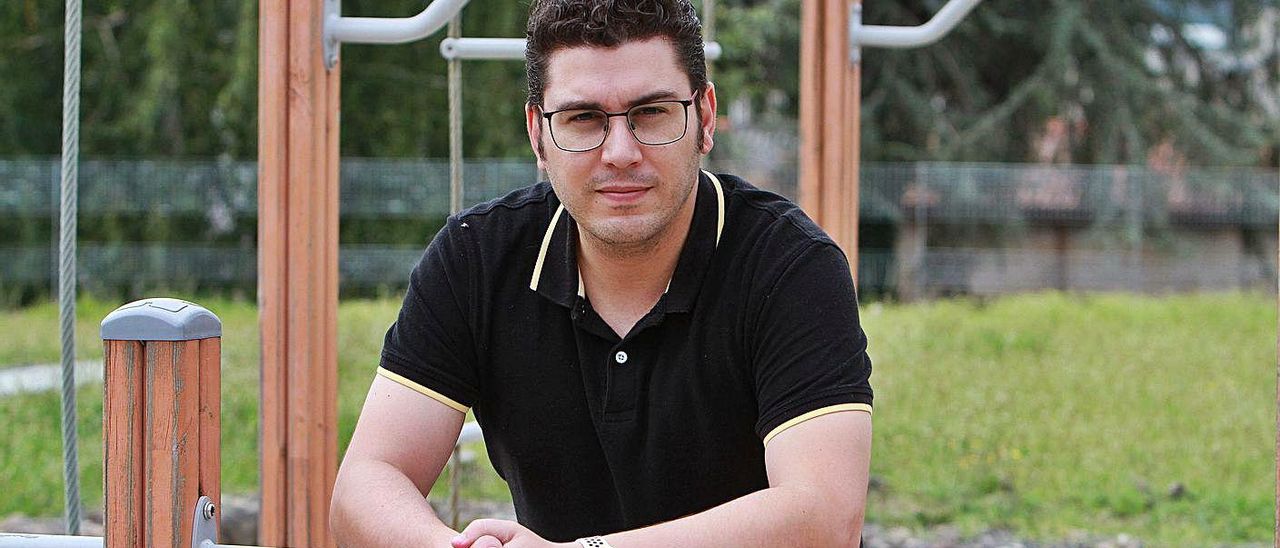 Alexandre Sotelino, profesor de la USC, en su barrio ourensano de la Cruz Alta. | // IÑAKI OSORIO