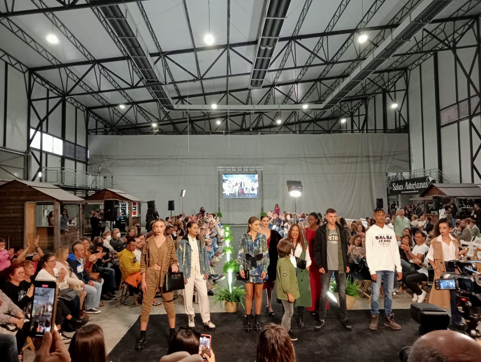 La pasarela de la moda de Laviana, un éxito con 400 participantes