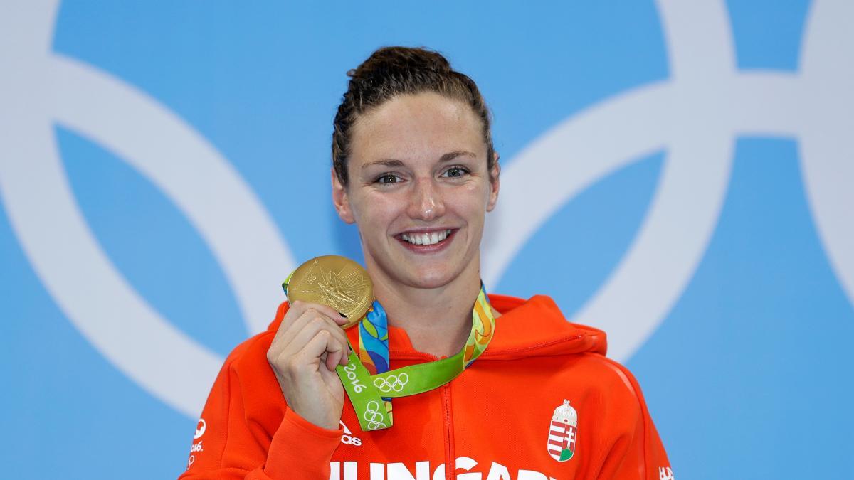 Katinka Hosszú posa con su medalla de oro de los 400m estilos individual en los Juegos de Río 2016