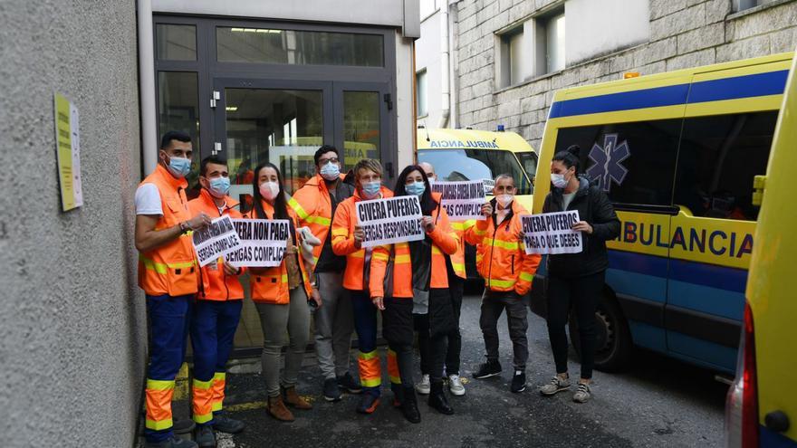 Varios trabajadores antes del encierro del pasado jueves en Montecelo. |   // GUSTAVO SANTOS