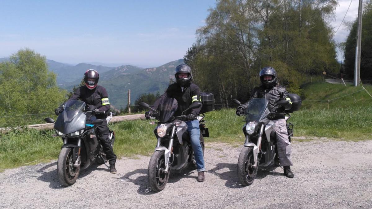 Los tres aventureros en sus motos eléctricas