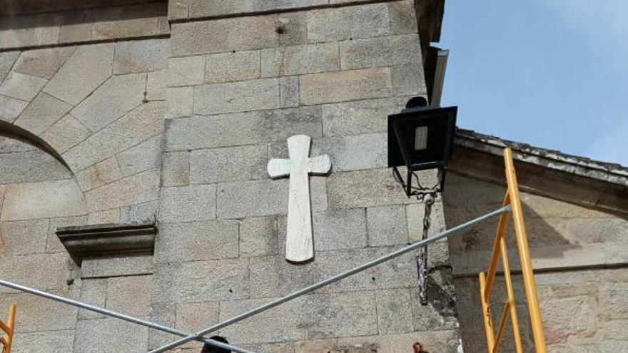 Bueu inicia la retirada de la simbología franquista de las fachadas de las iglesias