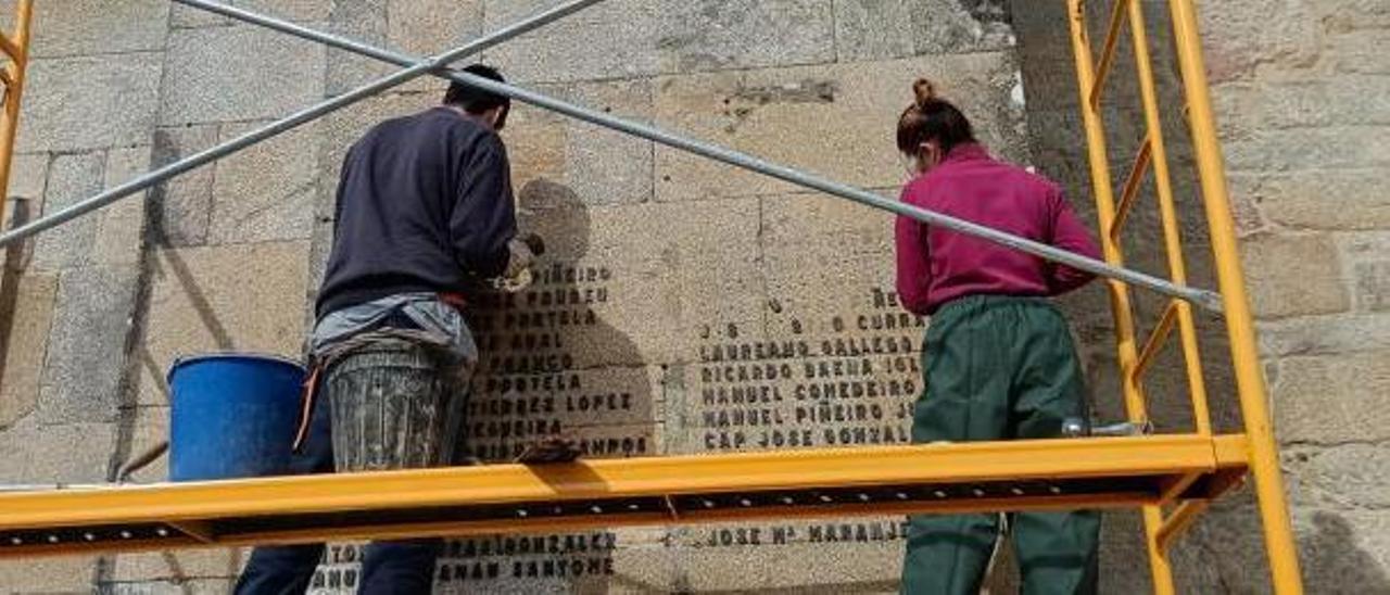 Los técnicos trabajando ayer sobre la fachada de San Martiño.  | // FDV