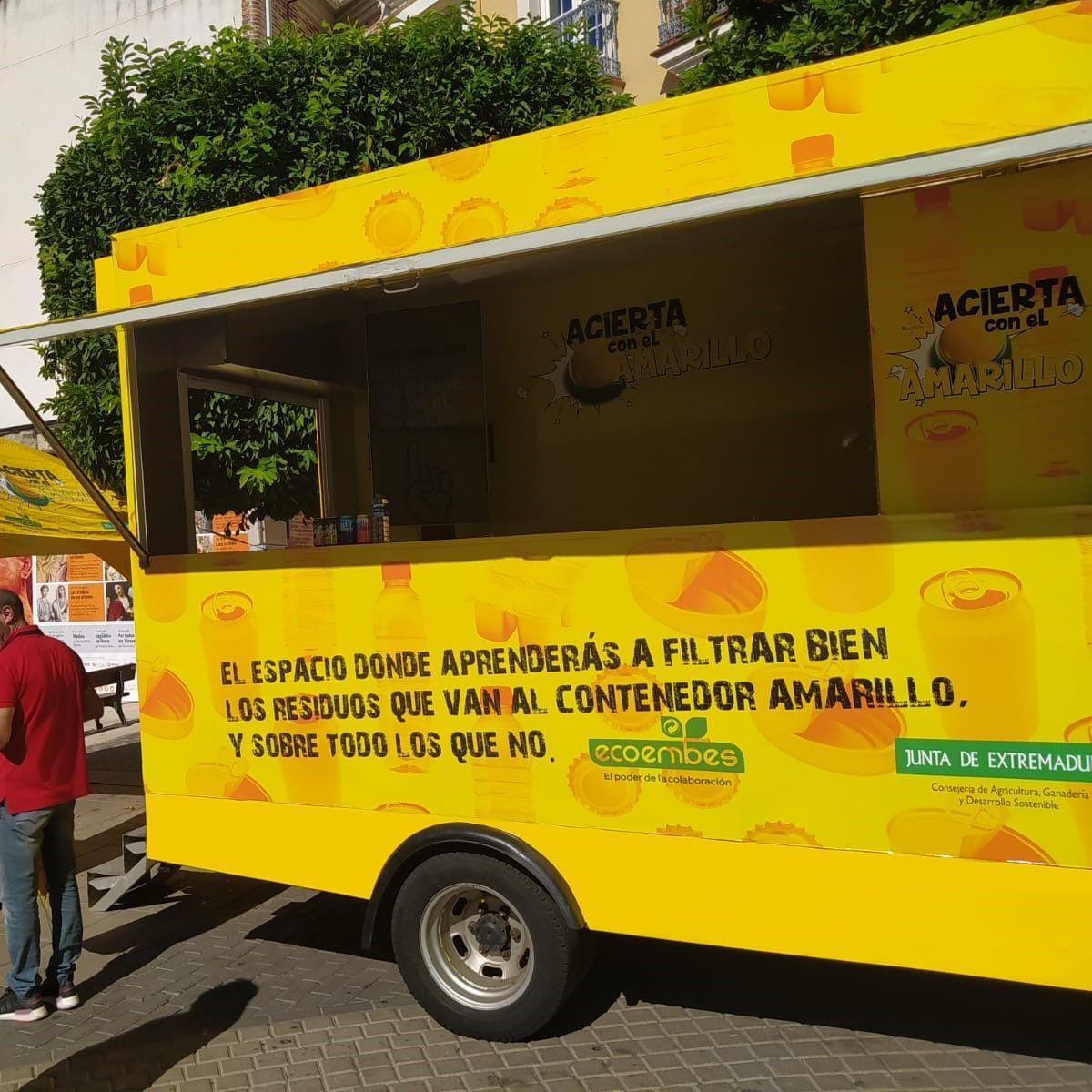 Stand sobre contenedores amarillos.