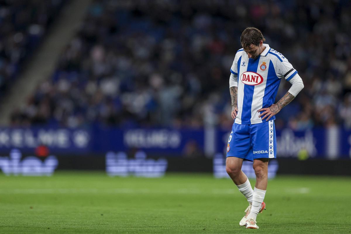 Fernando Calero, cabizbajo tras el empate ante el Levante