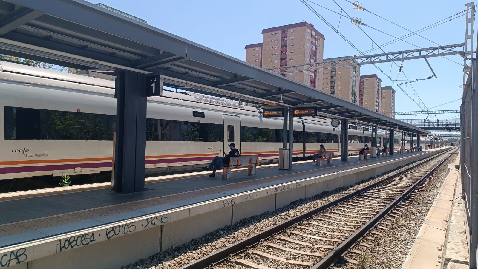 Pasajeros esperando en la estación de Rodalies del Gornal, en L'Hospitalet.