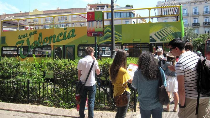 Visitantes esperando el Bus Turístic en València.