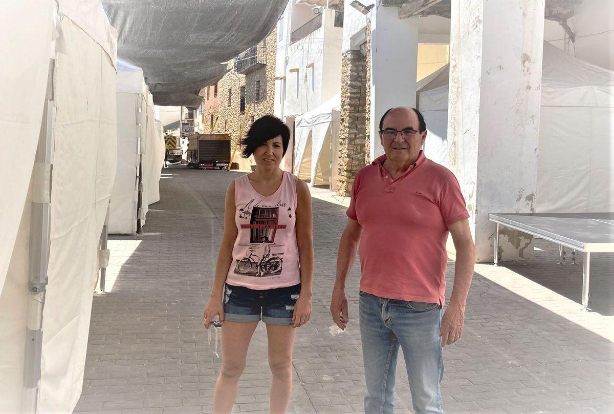 El alcalde y la edila del área, en el vial Olmos donde ayer se ultimaba el montaje de la Fira del Vi de les Useres.