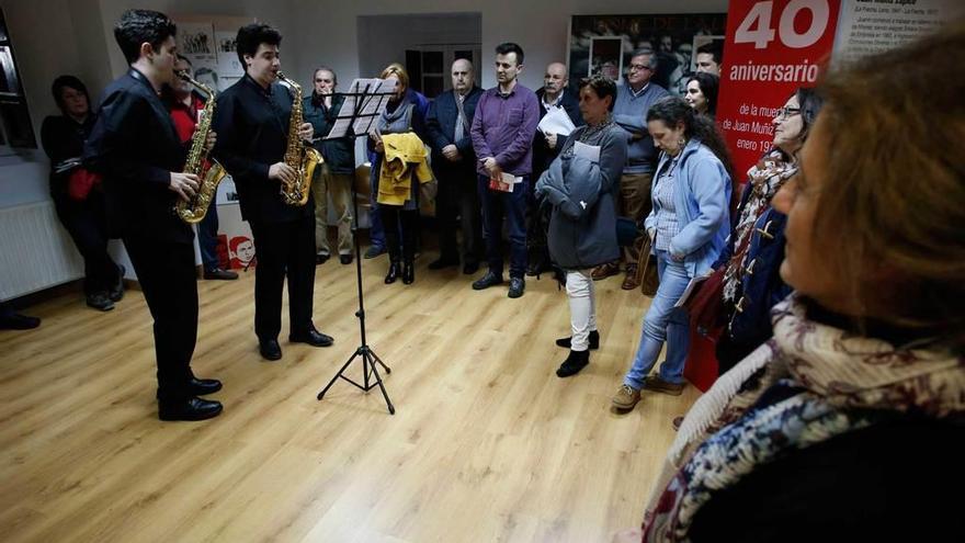 Asistentes a la inauguración de la exposición en homenaje a Juan Muñiz Zapico, ayer, en el Museo de Avilés.