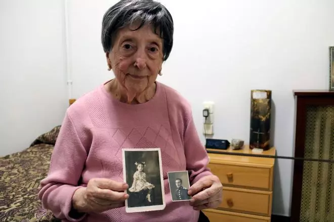 Rosario Pérez, filla del comandant Pedro Pérez, que ha recuperat les cendres deu seu pare després d'anys desaparegut per la Guerra Civil