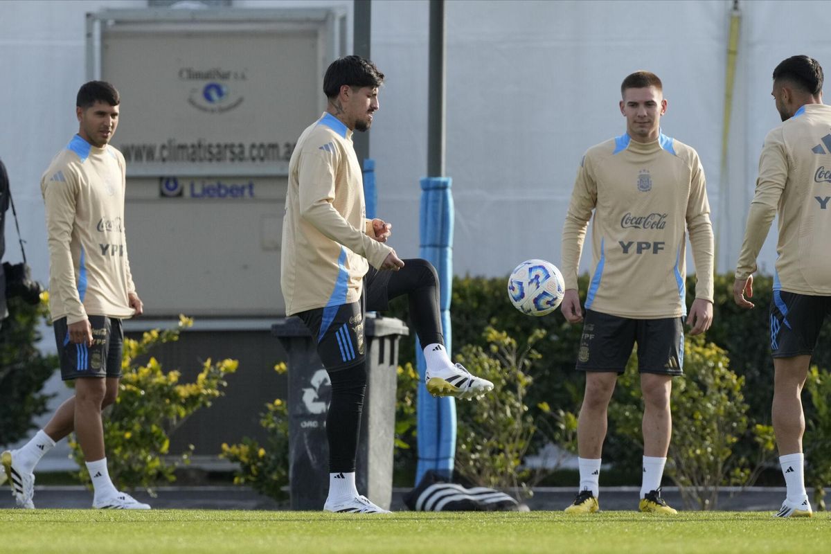 El argentino Kevin Lomonaco, en el centro, controla el balón junto a Franco Mastantuono durante una sesión de entrenamiento previa a un partido de clasificación para el Mundial 2026 contra Chile, en la Asociación Argentina de Fútbol en Buenos Aires, Argentina, el martes 3 de junio de 2025.