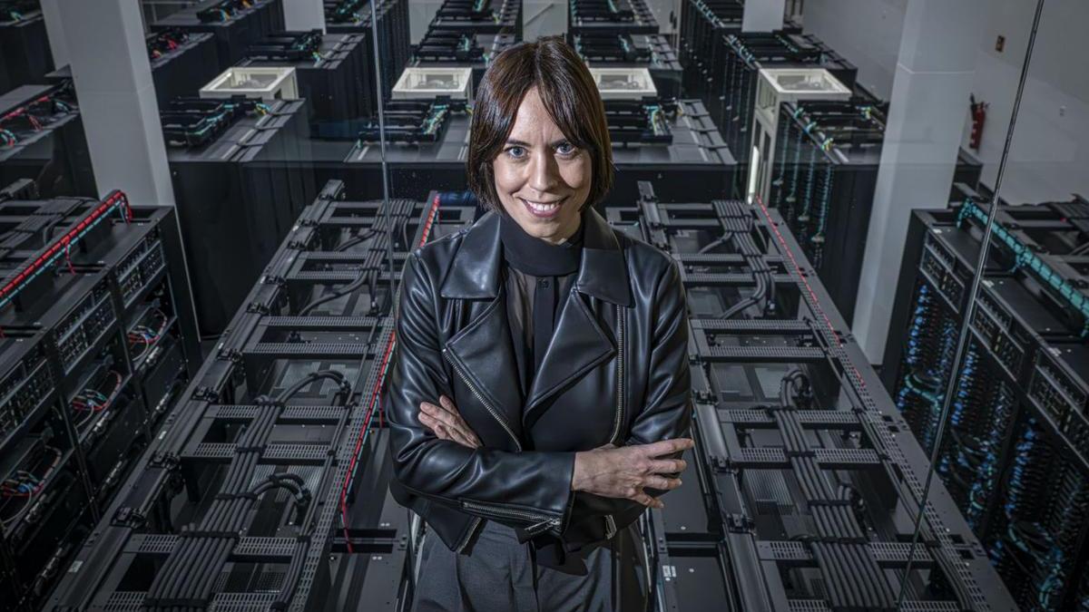 Diana Morant, ministra de Ciencia y Universidades, junto al supercomputador MareNostrum 5, el jueves.