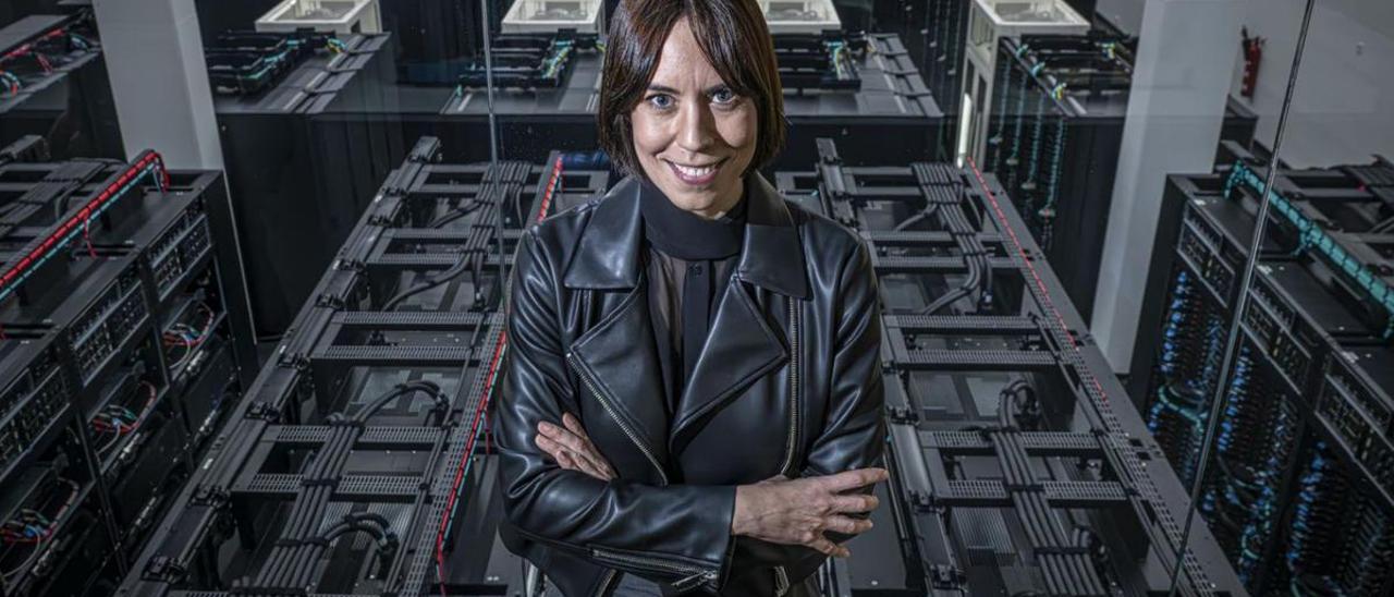 Diana Morant, ministra de Ciencia y Universidades, junto al supercomputador MareNostrum 5, el jueves.