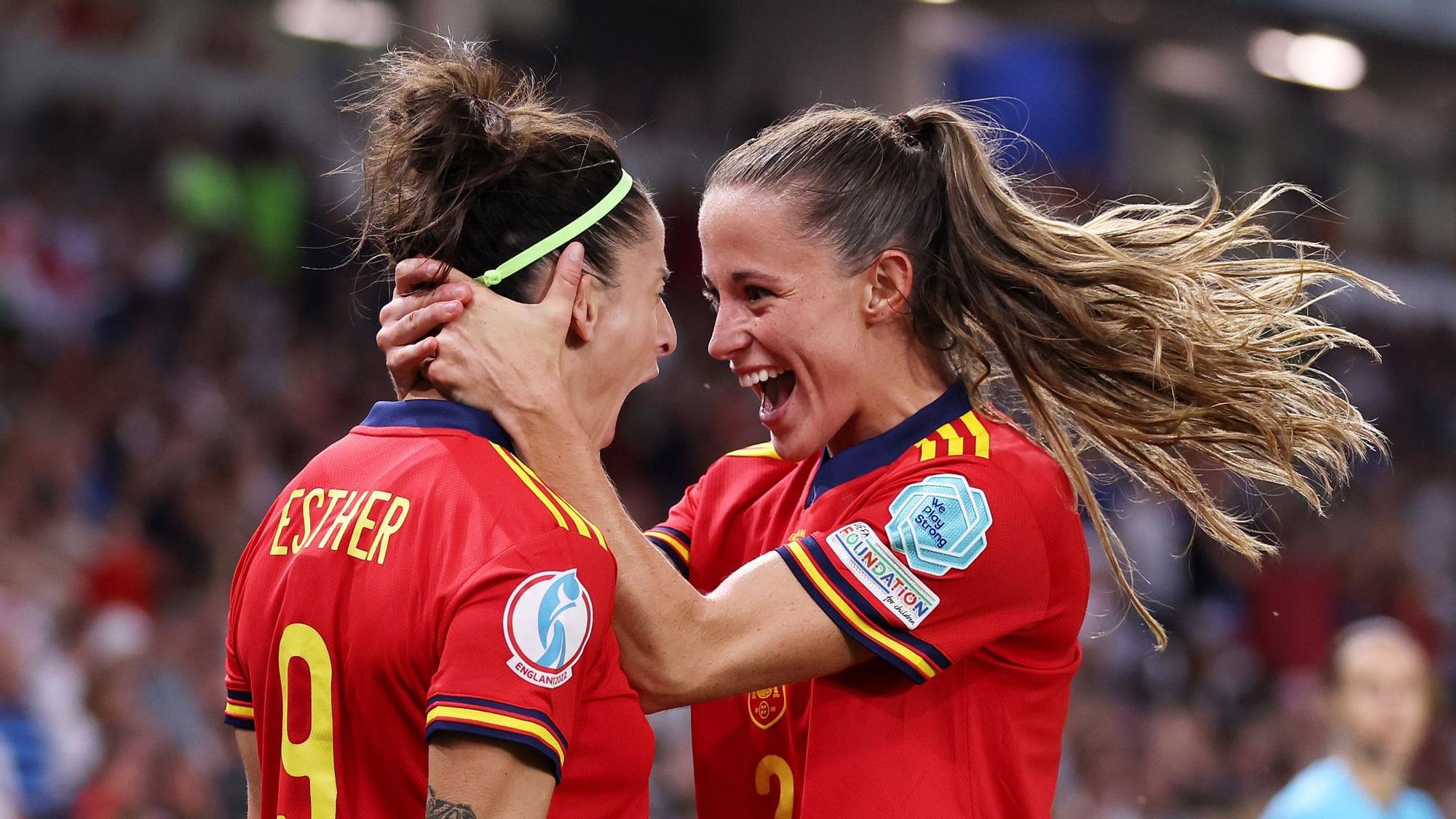 Esther y Ona, celebrando el tanto de la selección ante Inglaterra