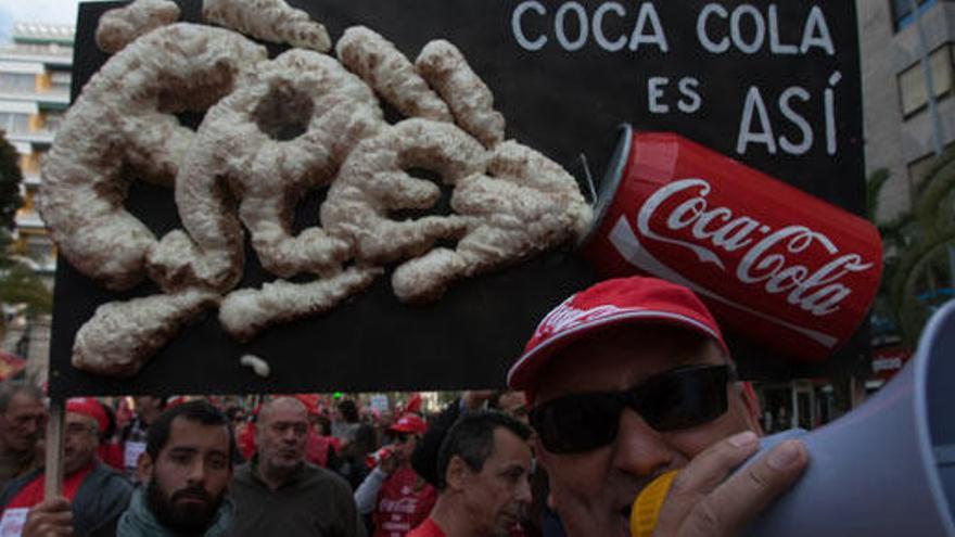 Trabajadores de Coca-Cola contra el cierre de las plantas.