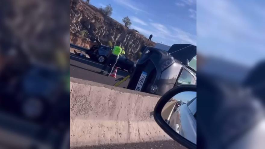 Colas en un carril por un accidente grave y en el otro por los mirones: el vídeo de la polémica en un suceso en Tenerife