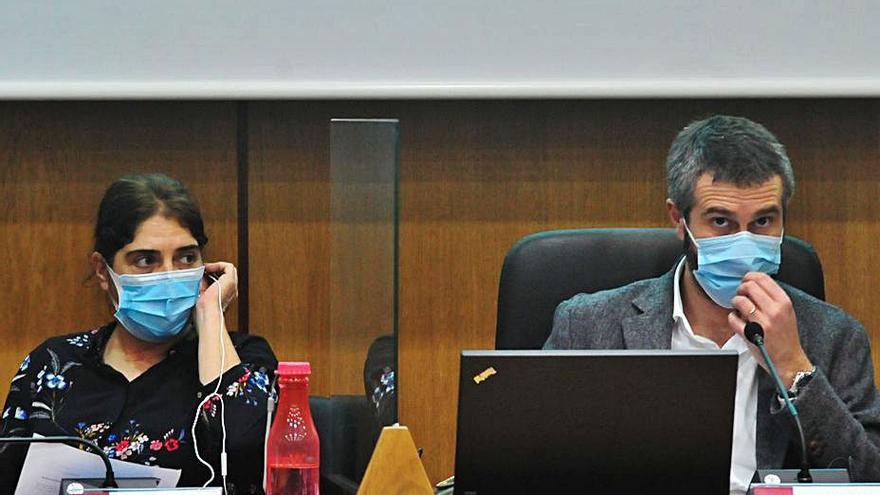 La portavoz, Tania Garcí,a y el alcalde, Alberto Varela. | // NOÉ PARGA