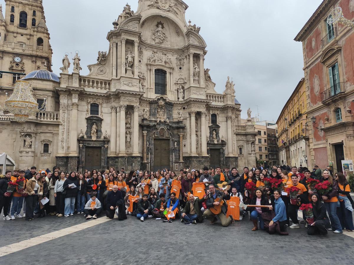 En Murcia, alumnos recorrieron las calles de la ciudad para felicitar la Navidad con cánticos y presentes.