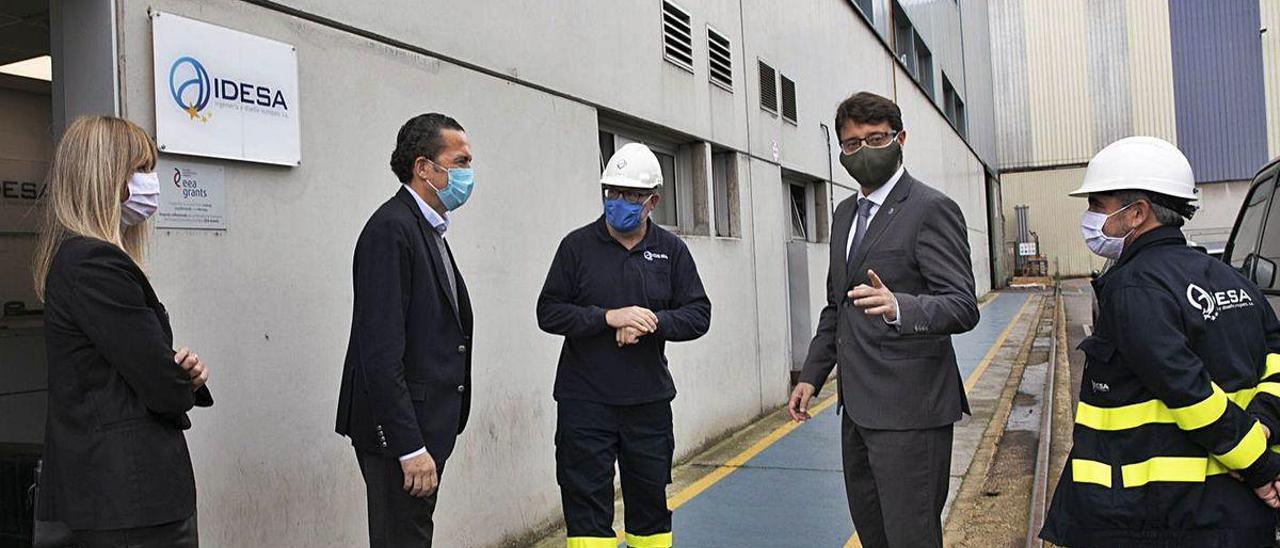 Rosana Prada, Jesús Alonso, Julio Martín, Enrique Fernández y Víctor Martínez, en el exterior de las instalaciones de Idesa en el Parque Empresarial &quot;Principado de Asturias&quot;.