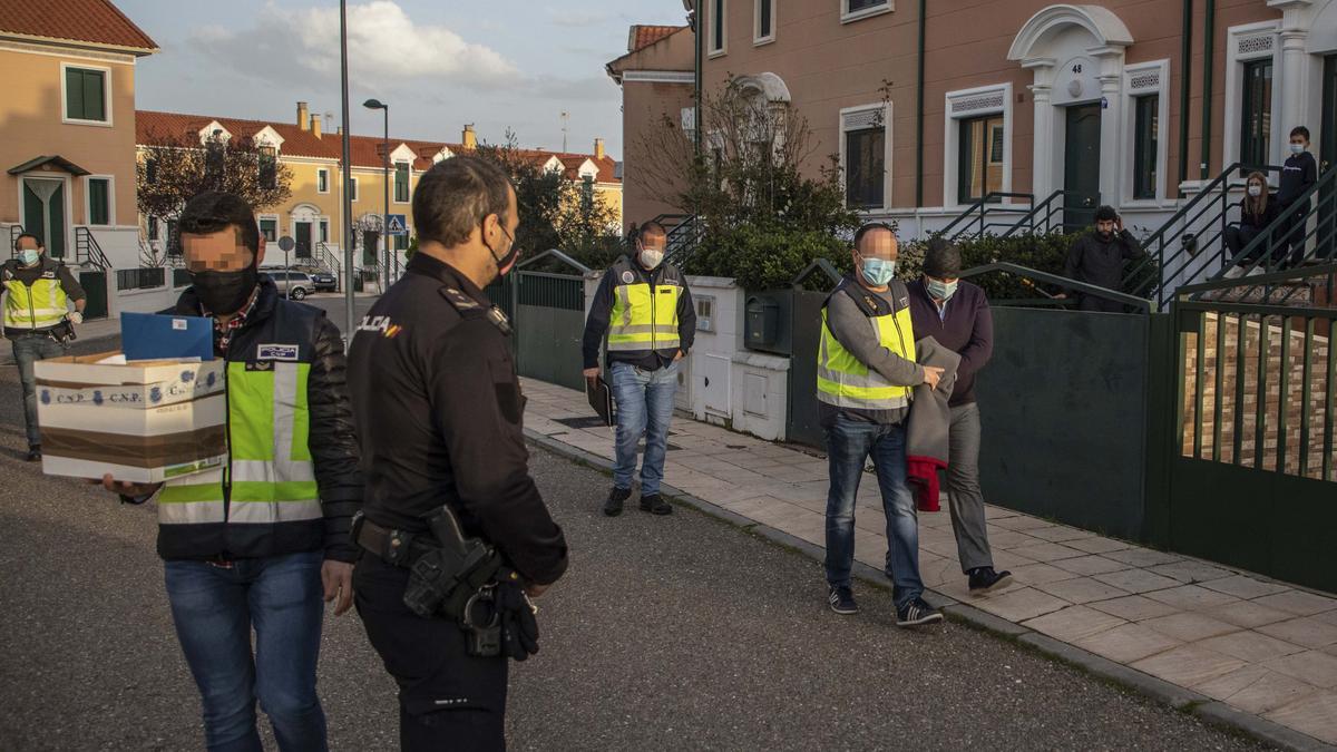 Alberto Vega Vicente abandona su domicilio esposado