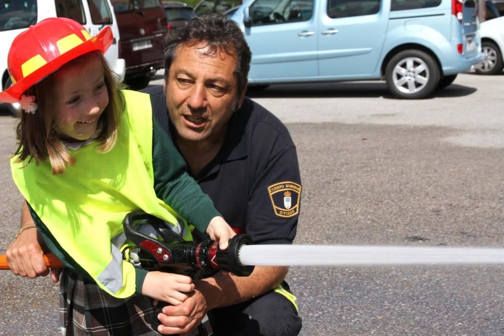 Visita de las teresianas a los bomberos