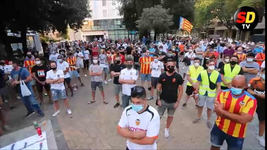 Protestas de la afición del Valencia CF contra Peter Lim