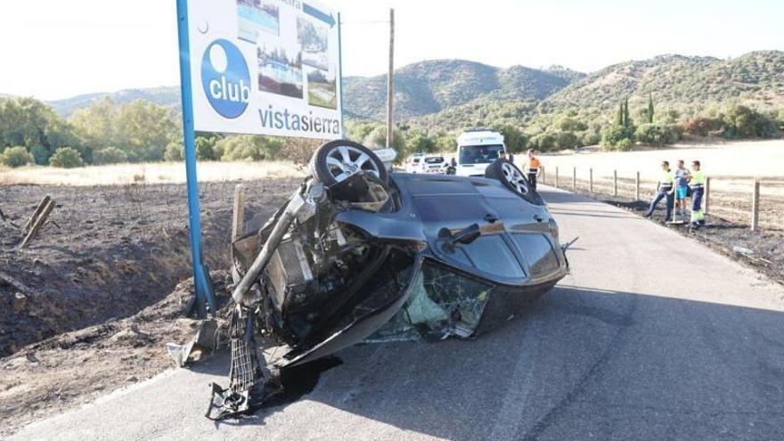 Dos heridos al volcar un vehículo en la carretera de Trassierra