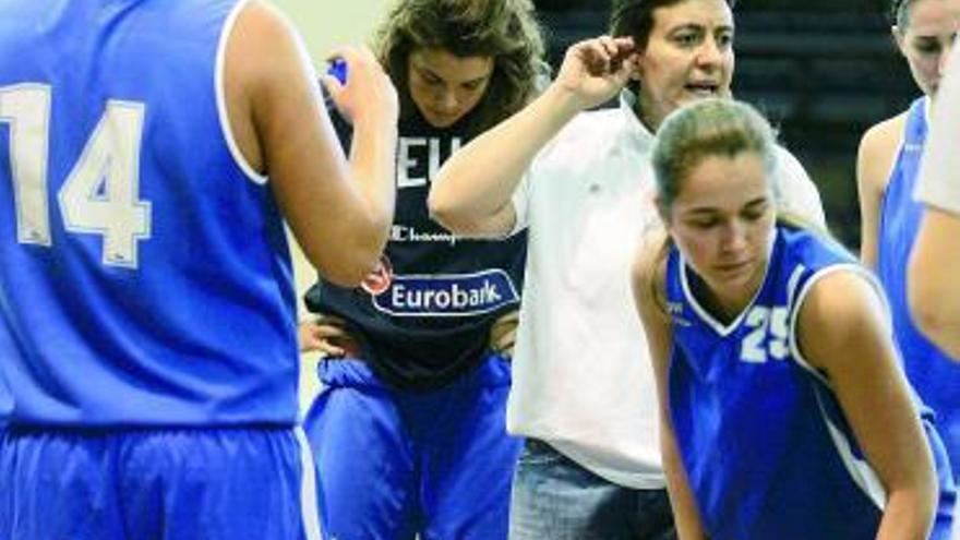 Yolanda Mijares, en el centro, rodeada por sus jugadoras.