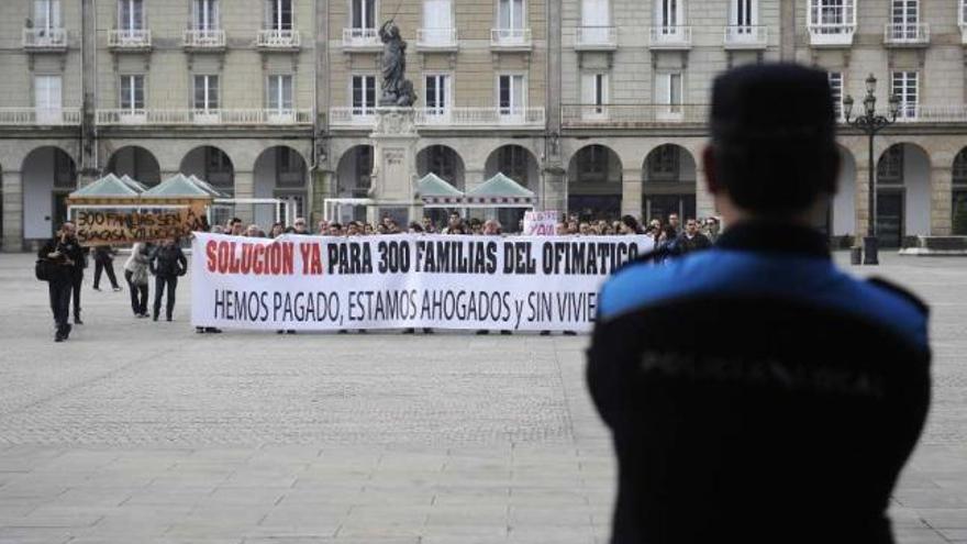 Concentración de un centenar de cooperativistas ante el Ayuntamiento en la mañana de ayer. / carlos pardellas