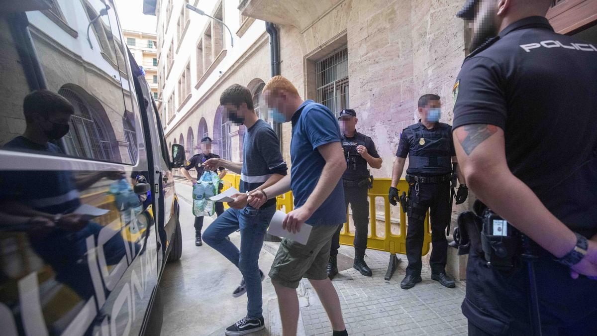 Prisión provisional sin fianza para ocho de los turistas detenidos por incendiar un bar en s&#039;Arenal