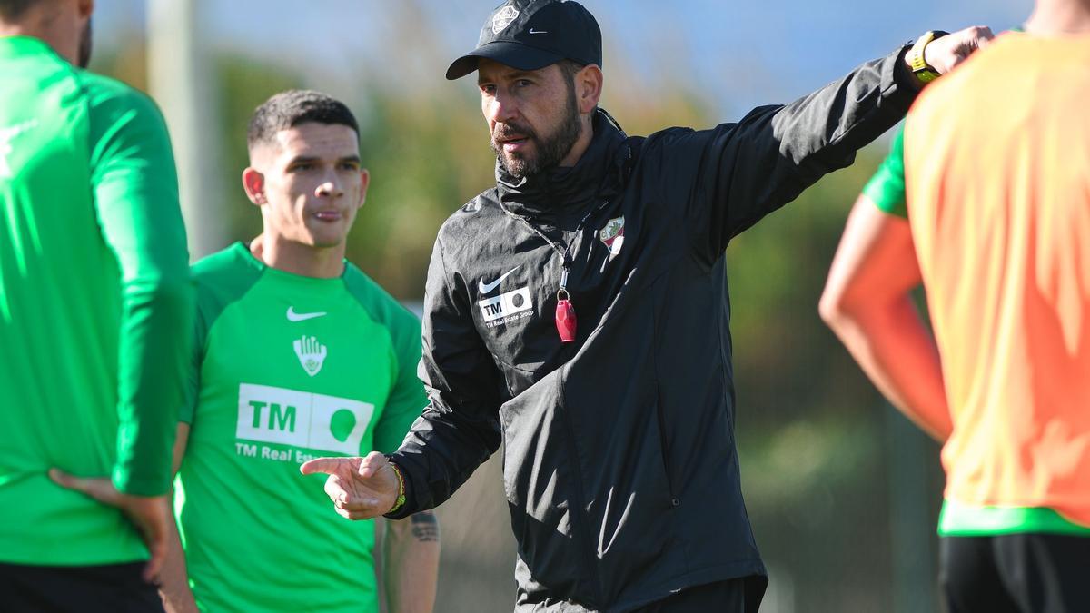 Pablo Machín, este lunes, dando instrucciones a sus jugadores, en Oliva